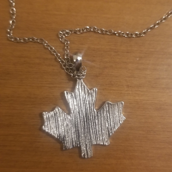 Tiny Maple Leaf Pendant - Picture 2 of 3